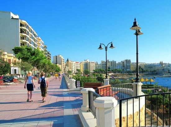 Spacious Apartment Steps To The Promenade Сліма Екстер'єр фото