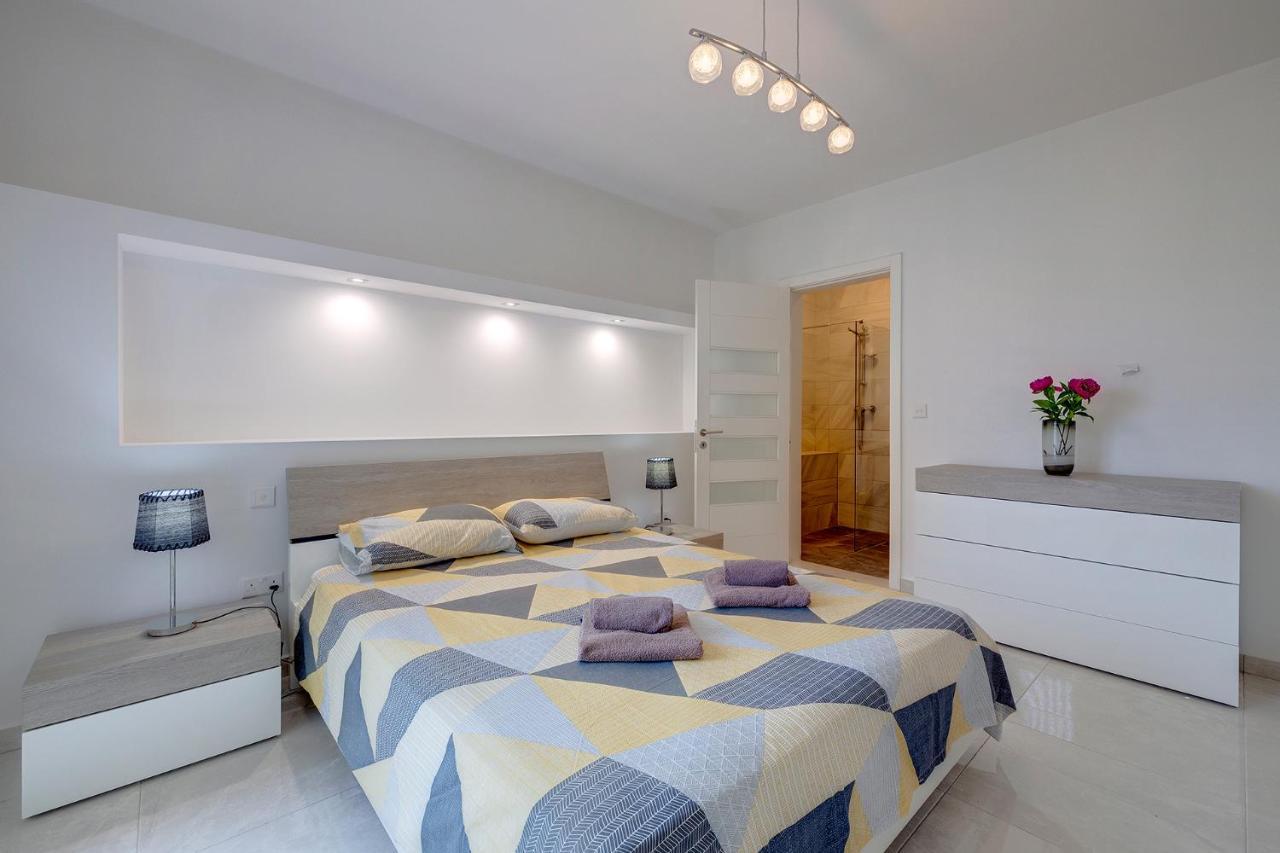Spacious Apartment Steps To The Promenade Сліма Екстер'єр фото