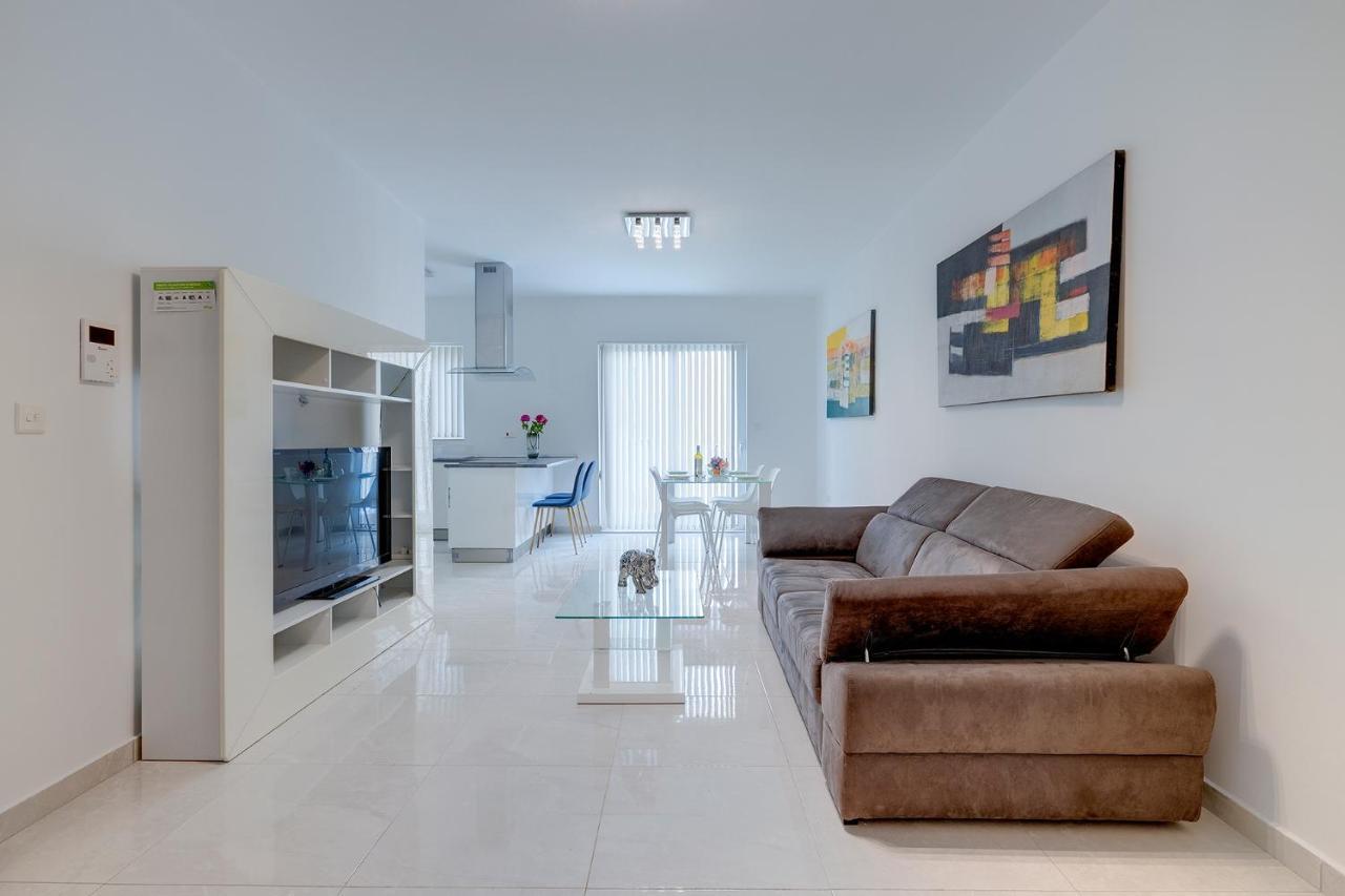 Spacious Apartment Steps To The Promenade Сліма Екстер'єр фото