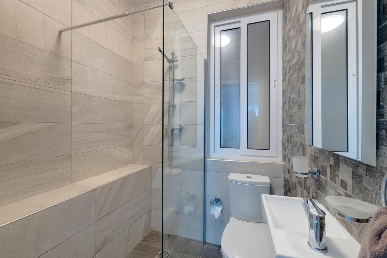 Spacious Apartment Steps To The Promenade Сліма Екстер'єр фото